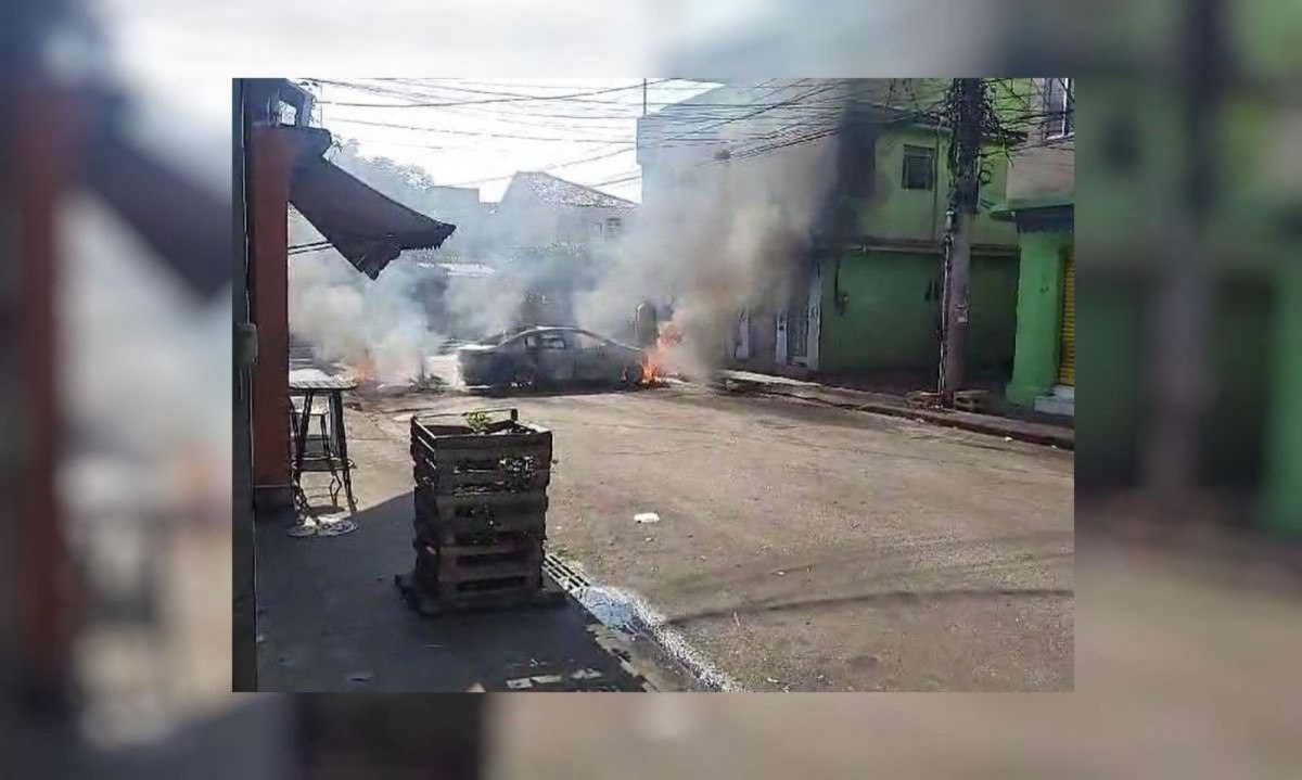 Carro incendiado na Penha (RJ) -  (crédito: Reprodução/Redes sociais)