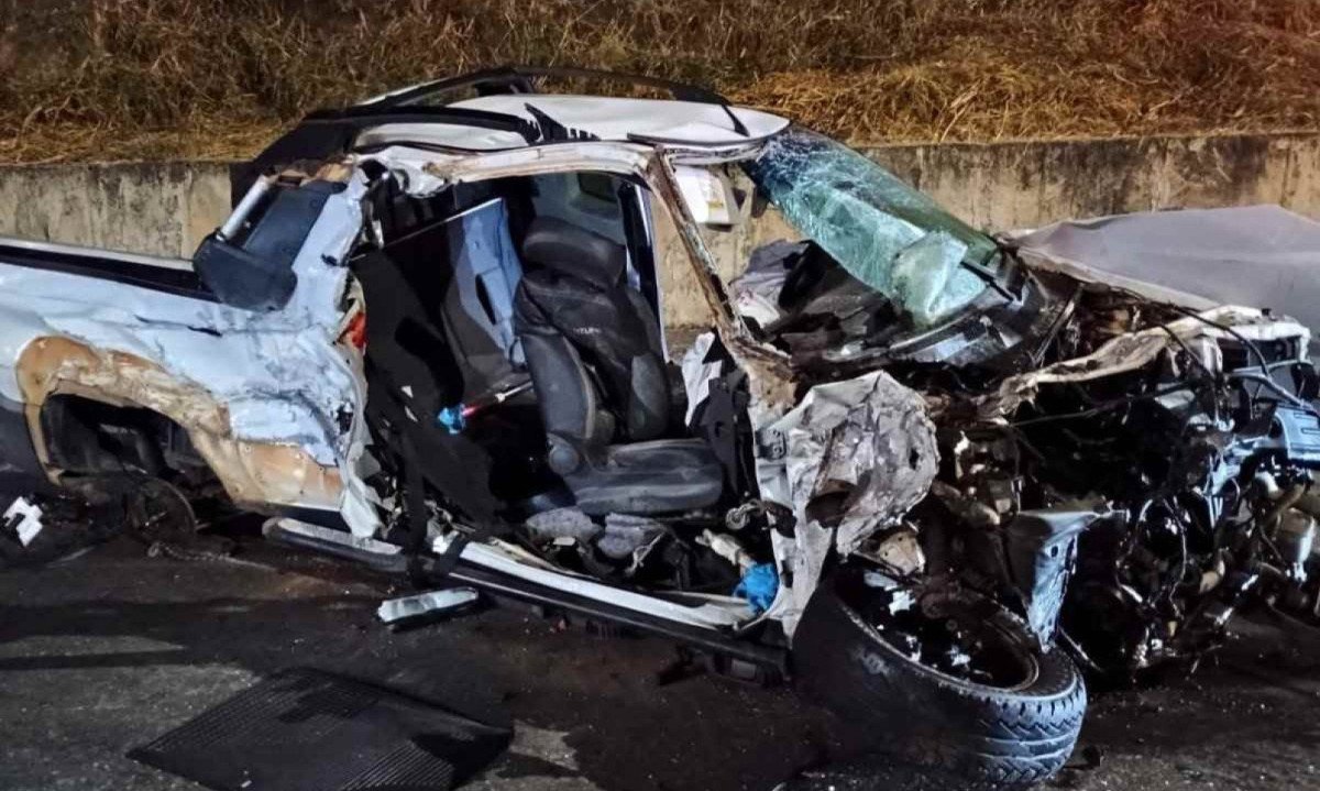 Motorista era o único ocupante do veículo que capotou no sentido Aeroporto de Confins da MG-010 -  (crédito: CBMMG)