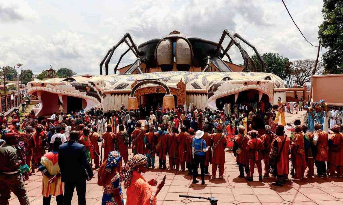 público assiste à cerimônia de inauguração do novo Museu dos Reis de Bamum em Foumban. Camarões abriga 270 grupos étnicos com costumes e línguas diferentes -  (crédito: Daniel Beloumou Olomo / AFP)