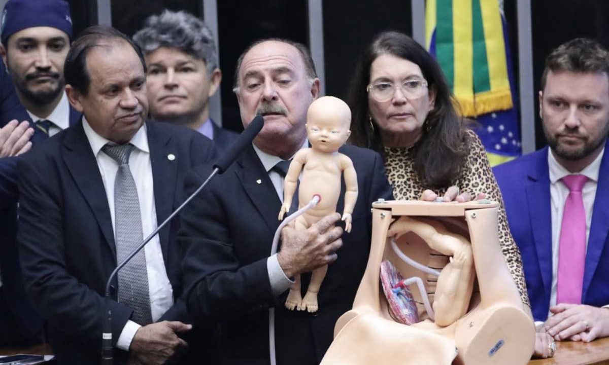 O deputado federal Zacharias Calil (União Brasil-GO) subiu a tribuna da Câmara, junto a outros parlamentares, para 