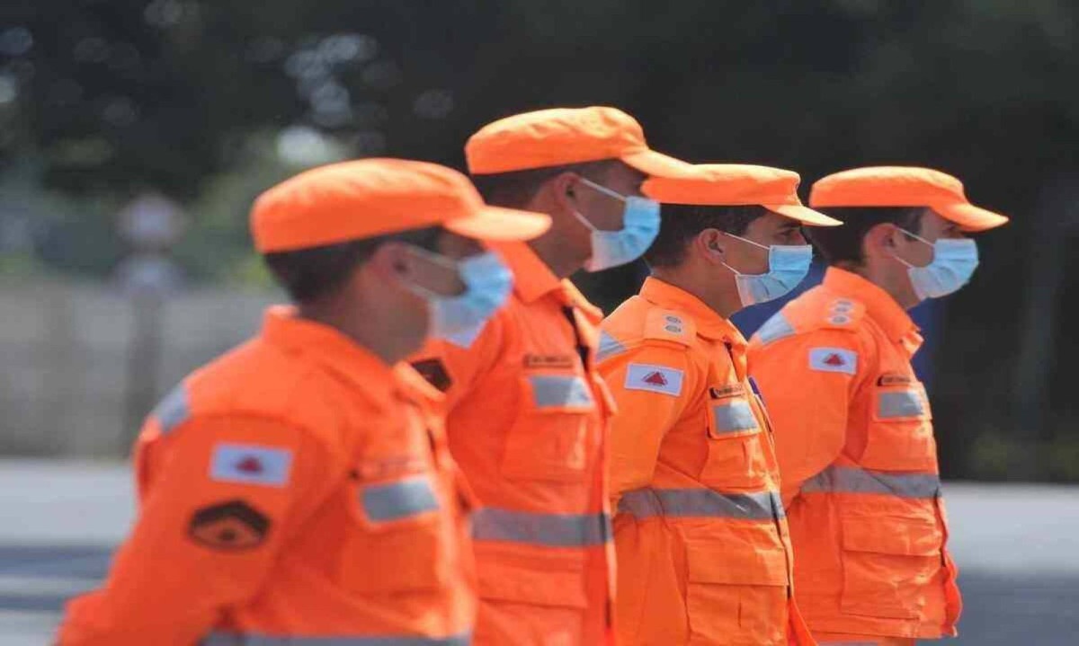 Corpo de Bombeiros Militar de Minas Gerais envia mais uma equipe para auxiliar nas buscas por desaparecidos no RS -  (crédito: Alexandre Guzanshe/EM/D.A Press)