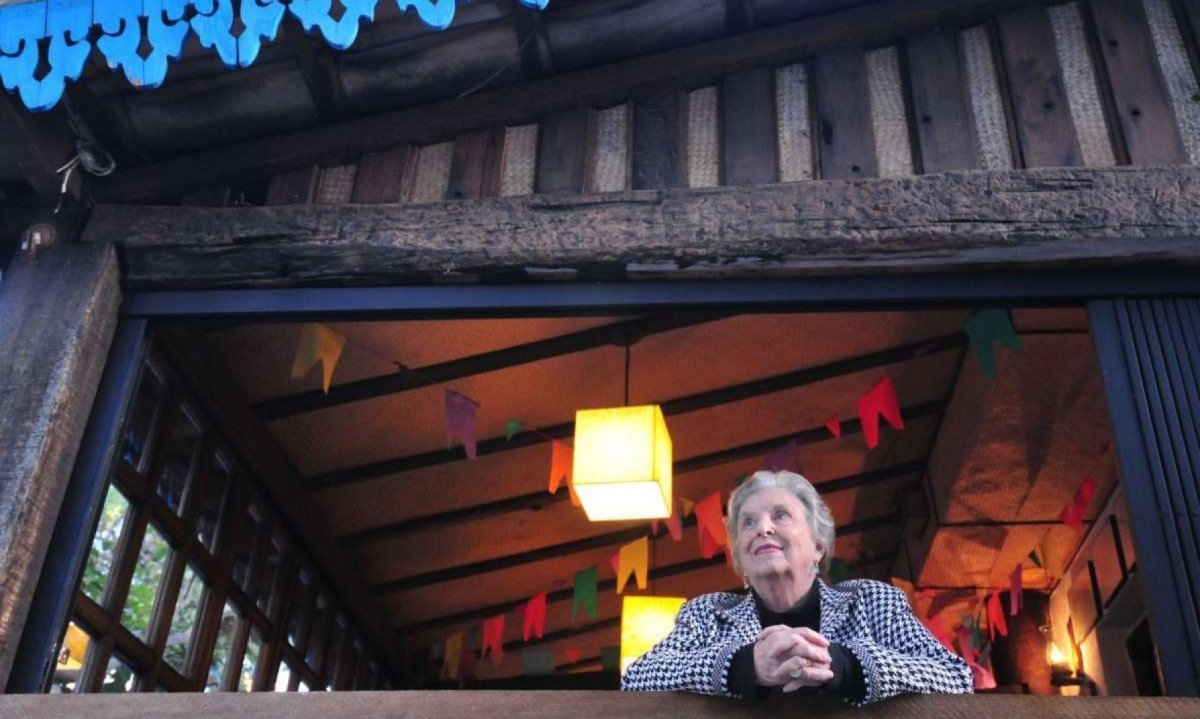Dona Lucinha, madrinha do "arraiá" do próximo 6 de junho, posa no restaurante que abriu no Bairro São Pedro, em foto de junho de 2016   -  (crédito: Alexandre Guzanshe/EM/D.A Press/27/6/16)
