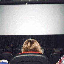 Homem invade cinema e esfaqueia quatro meninas - Freepik