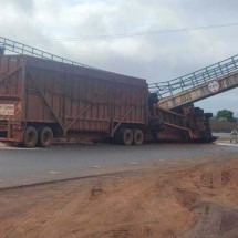BR-153: caminhão bate em pilastra e derruba passarela em Canápolis - Divulgação/Triunfo Concebra