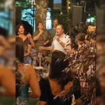 Barroso canta em roda de samba em bar de Brasília - Redes Sociais/Reprodução