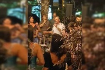 Barroso canta em roda de samba em bar de Brasília