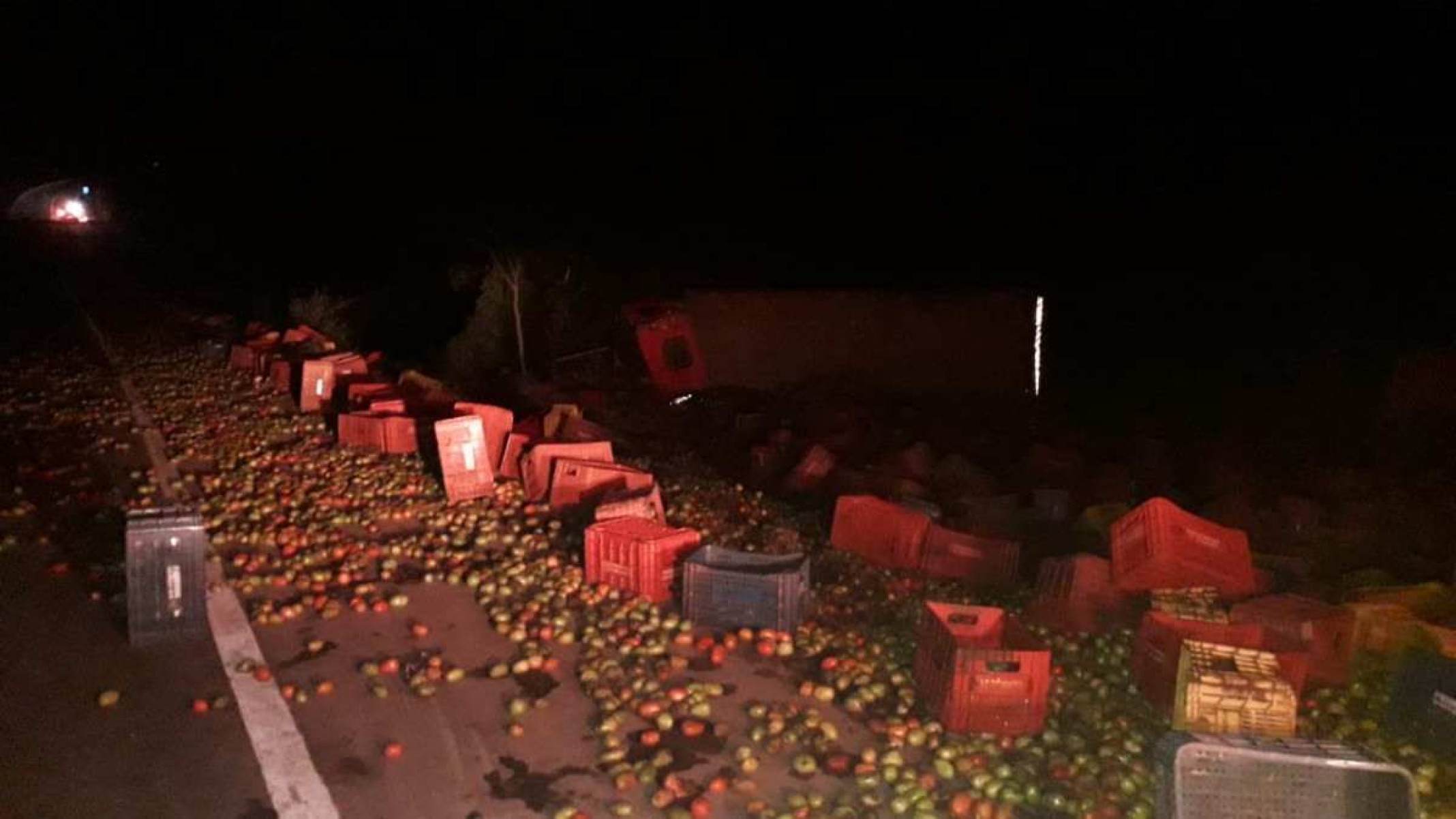 Acidente com caminhão carregado com tomates mata motorista em Minas