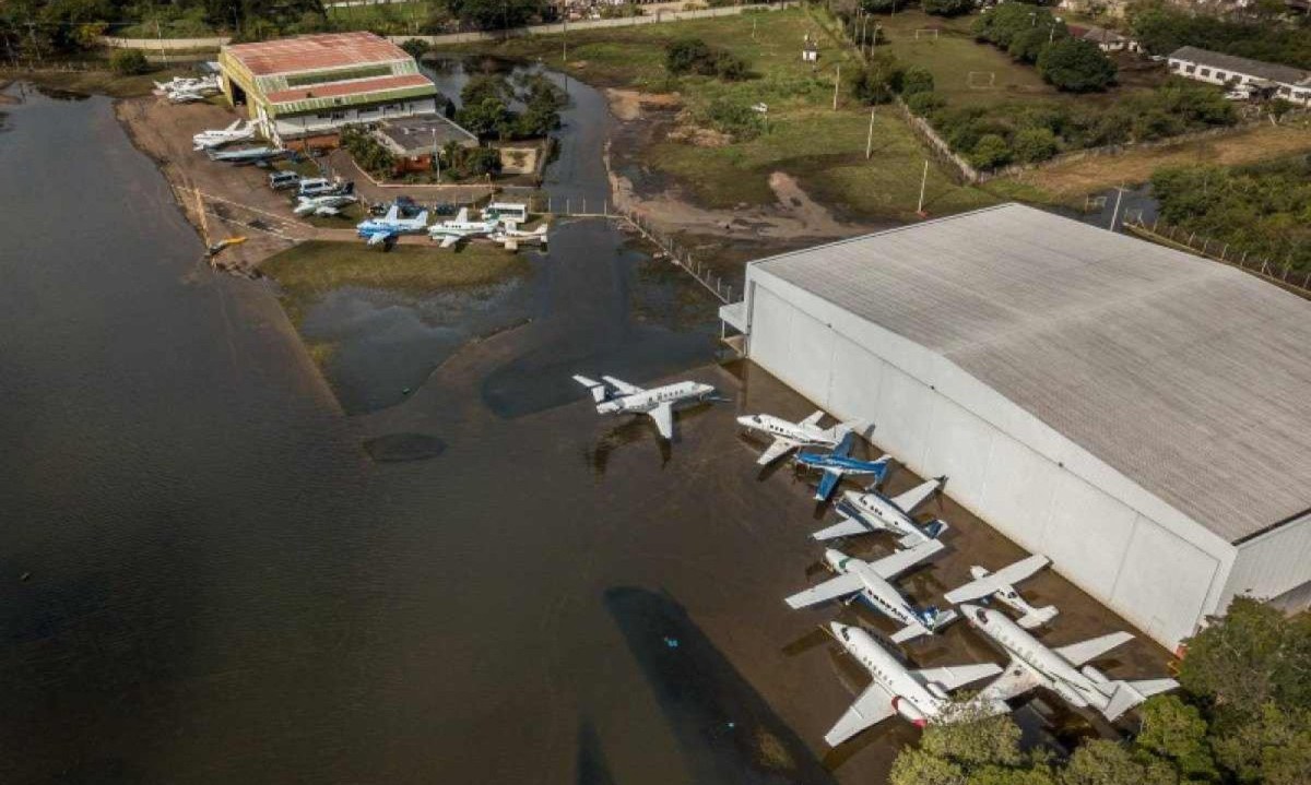 Apesar das pistas do Aeroporto Internacional Salgado Filho, em Porto Alegre, estarem praticamente secas, o entorno ainda continua alagado -  (crédito: Rafa Neddermeyer/Agência Brasil)