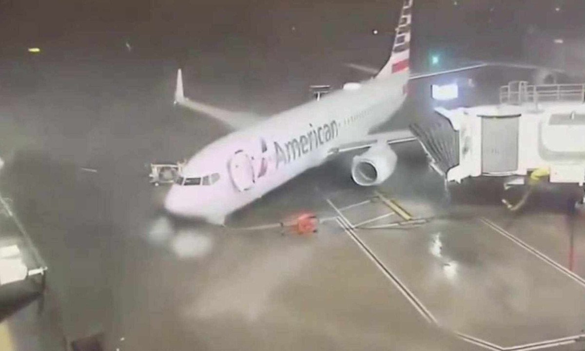 Avião estava vazio no momento em que foi levado pelo vento -  (crédito: Reprodução / Redes sociais)