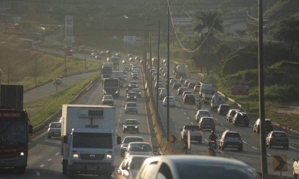 Trânsito nas rodovias de Minas deve ser intenso neste feriado -  (crédito: Alexandre Guzanshe / EM / D.A.)