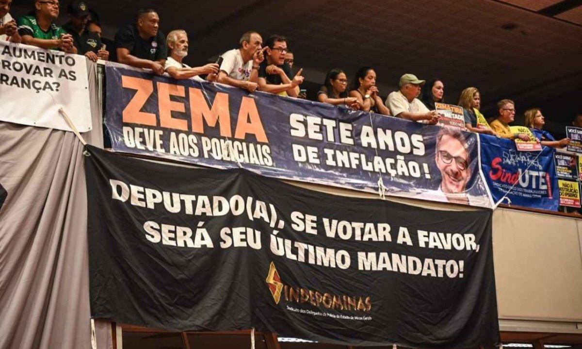 Galerias do plenário ficaram lotadas de servidorem em protesto contra o governador -  (crédito: Leandro Couri/EM/D.A. Press)