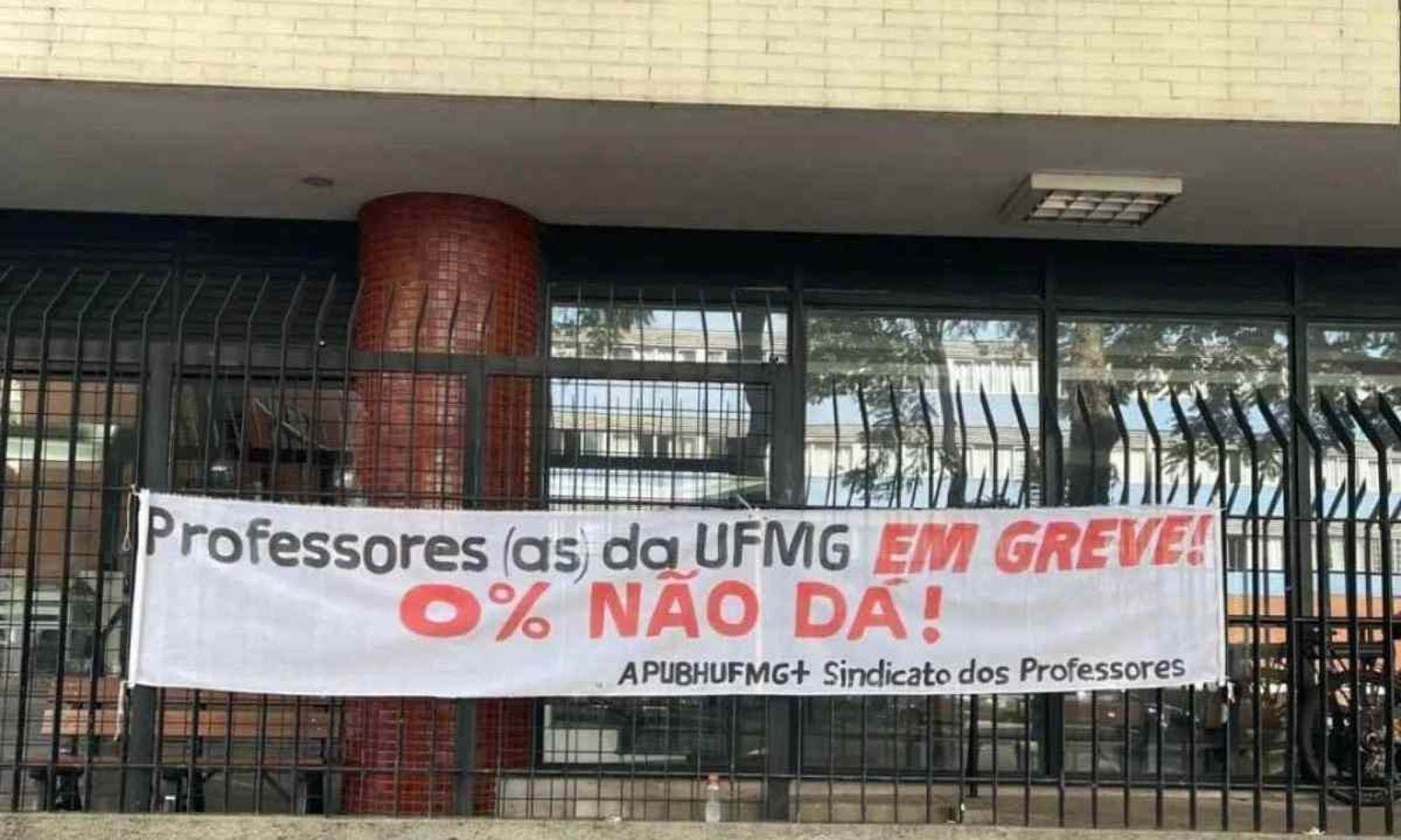 UFMG: professores decidem permanecer em greve 