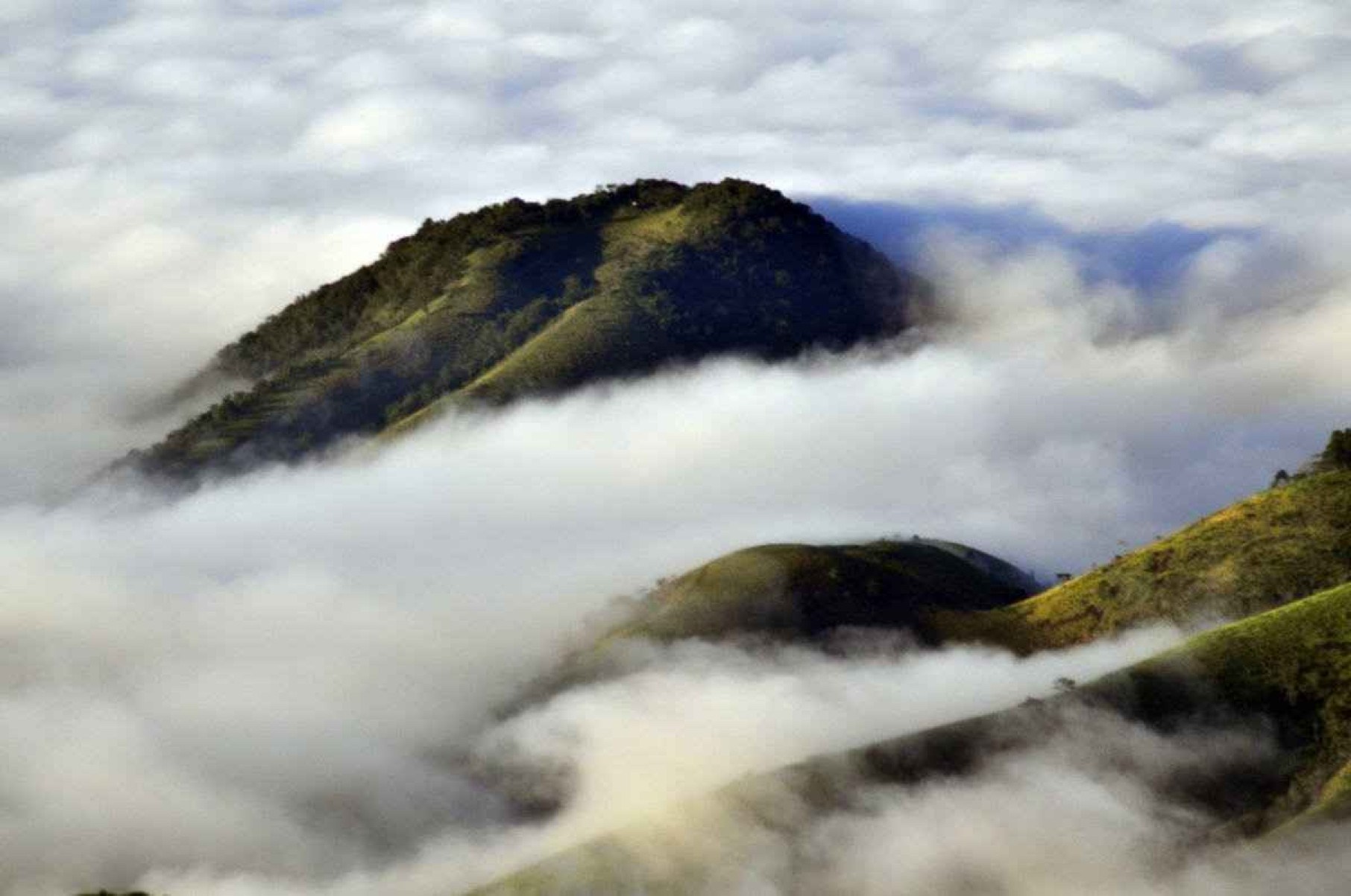  Pedra Redonda encoberta pela névoa é sensação no outono/inverno 