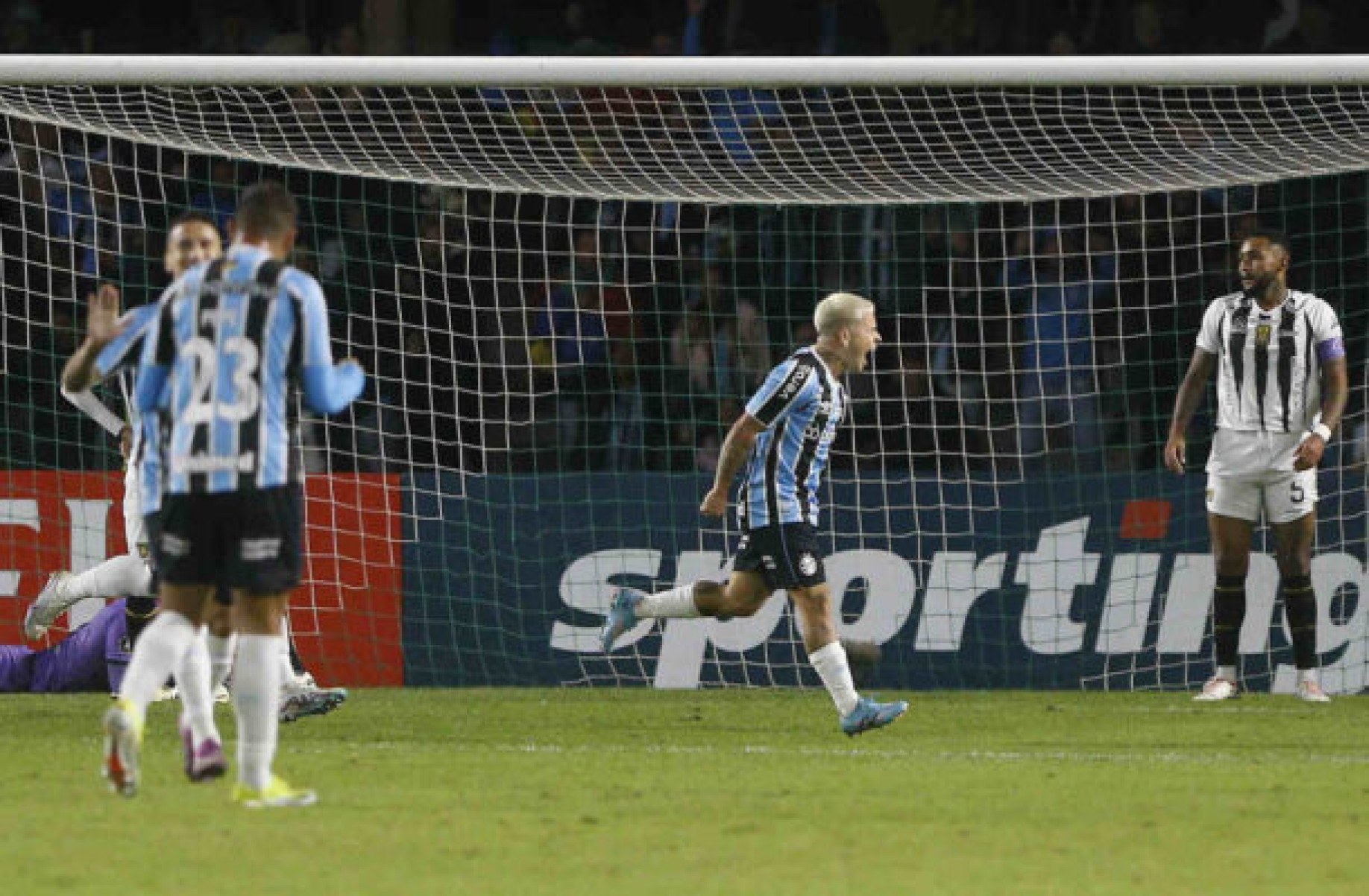 Grêmio goleia The Strongest no jogo que marca a sua volta ao futebol