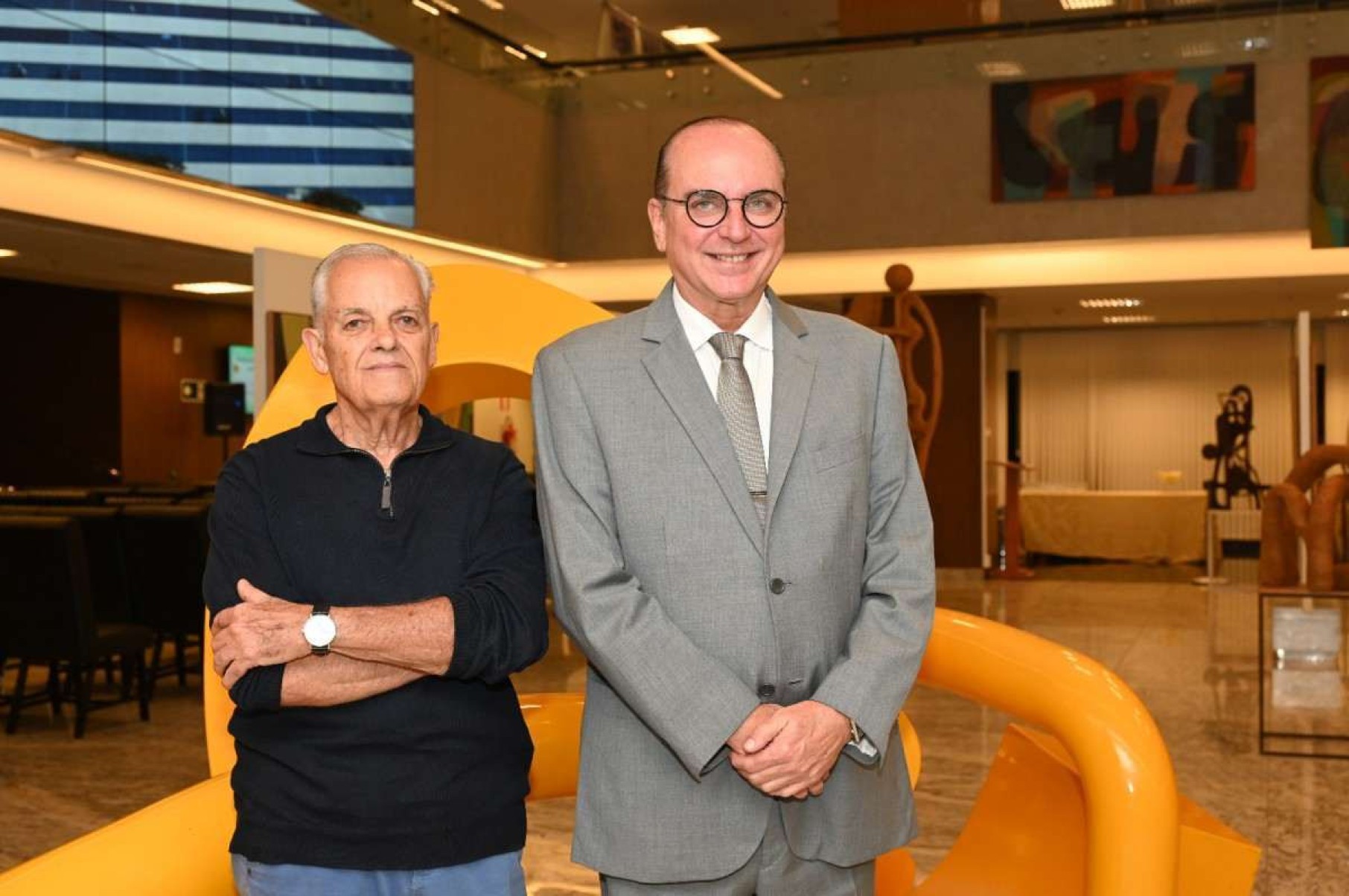 O artista plástico Paulo Laender e o presidente do TJMG, desembargador José Arthur Pereira Filho