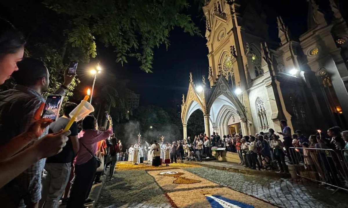Procissão luminosa no Santuário Arquidiocesano São José após missa na Igreja Boa Viagem -  (crédito: Ramon Lisboa/EM/DA. Press)