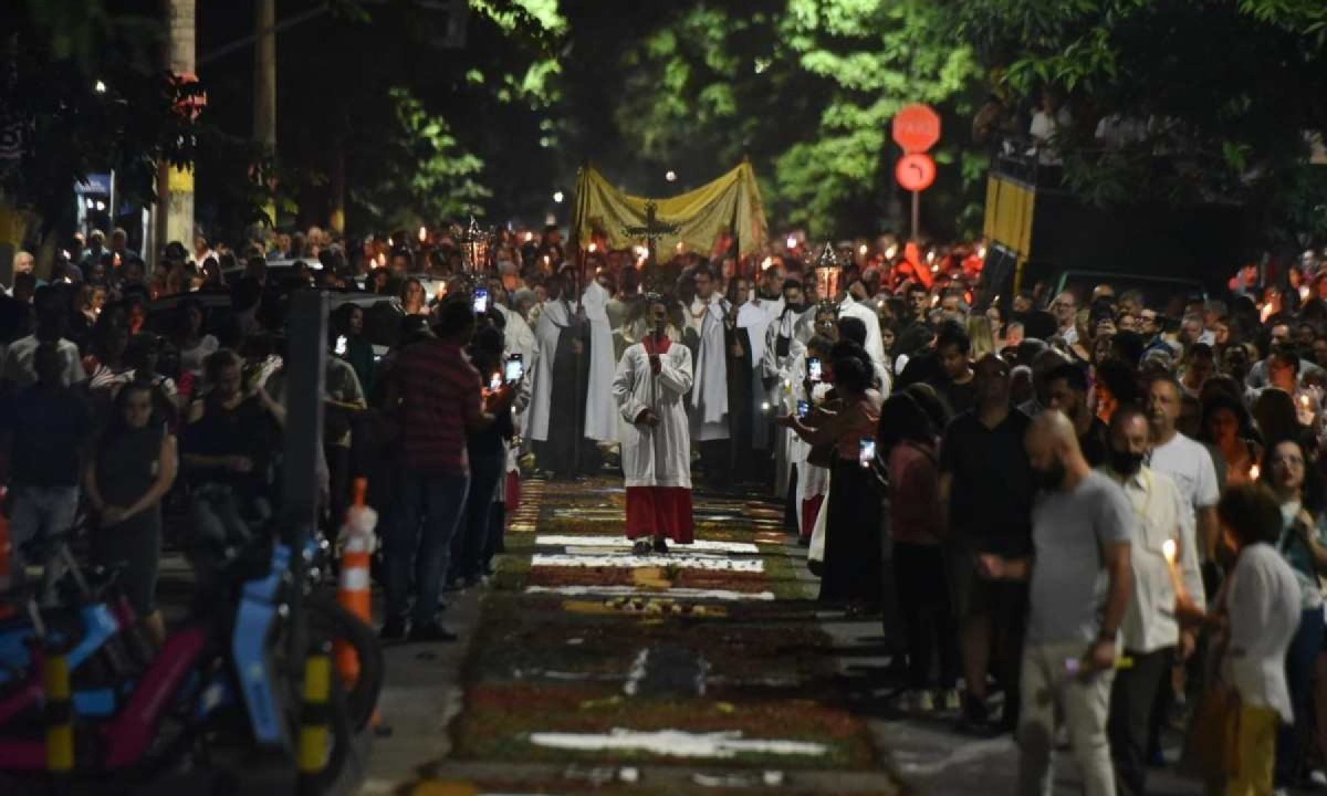 Procissão luminosa, que acompanhou o Santíssimo Sacramento, chegou à Igreja São José por volta das 19h20