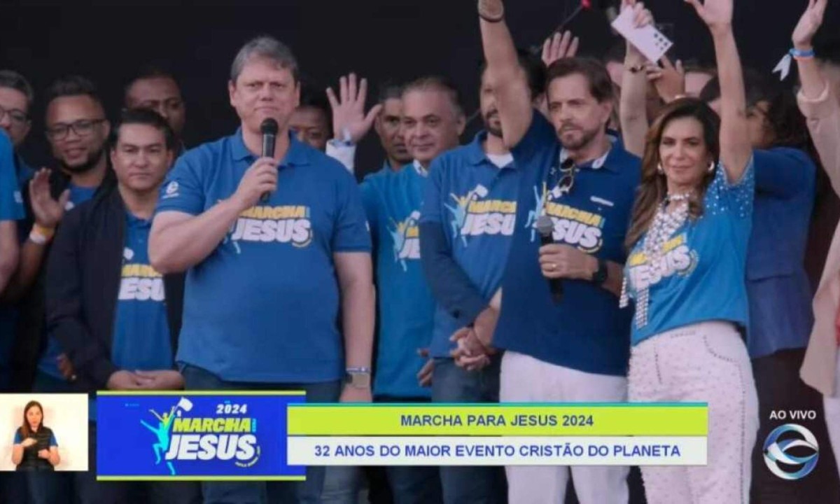O governador de SP Tarcísio na Marcha para Jesus, ao lado do apóstolo Estevam Hernandes -  (crédito: YouTube/Marcha Para Jesus)