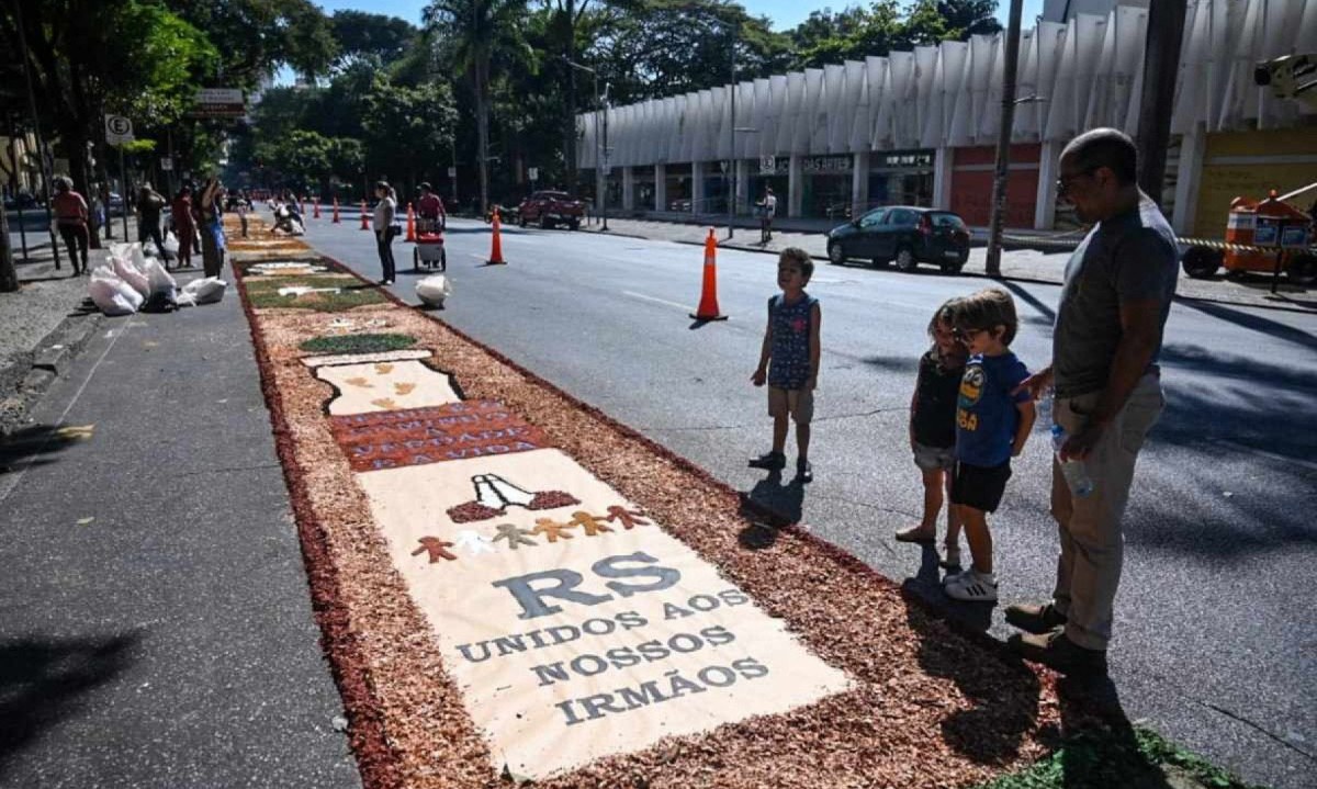 Vítimas das tragédias no RS são homenageadas em tapete devocional em Belo Horizonte -  (crédito: Leandro Couri/EM/D.A.Press)