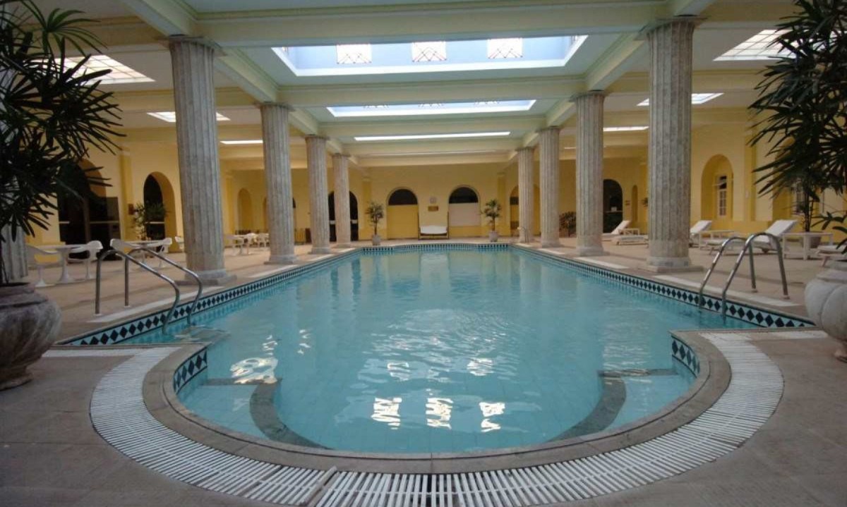  Relaxe na piscina aquecida com água sulfurosa do Palace Hotel, em Poços de Caldas
 -  (crédito: Renato Weil/EM)