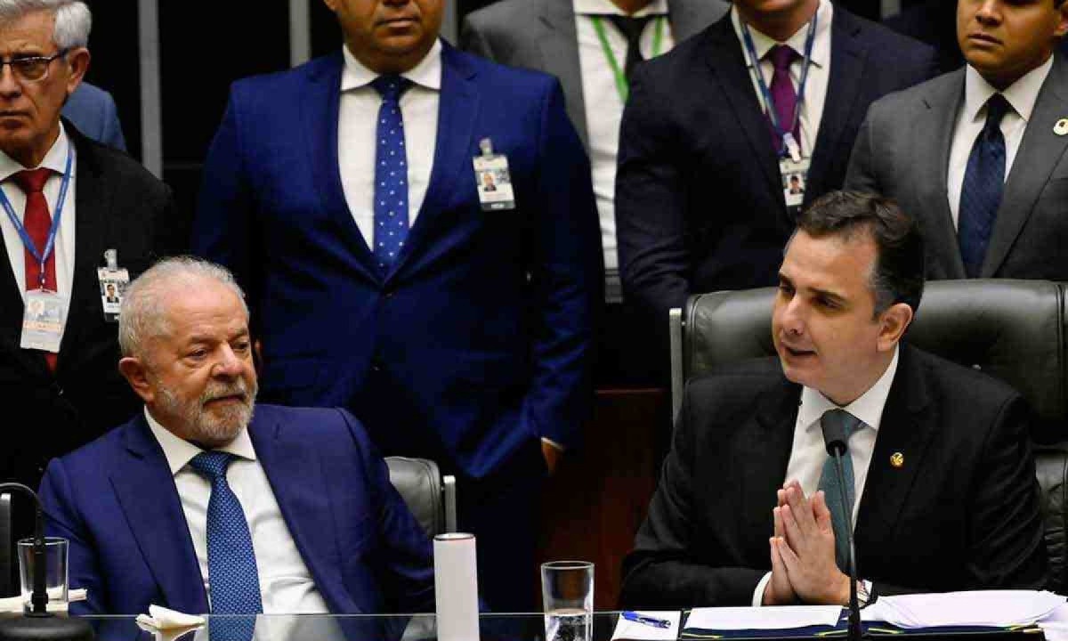 Lula e Pacheco durante sua posse em janeiro de 2023: 17 meses depois, governo segue com base fraca na Congresso
 -  (crédito: LEOPOLDO SILVA/AGÊNCIA SENADO)