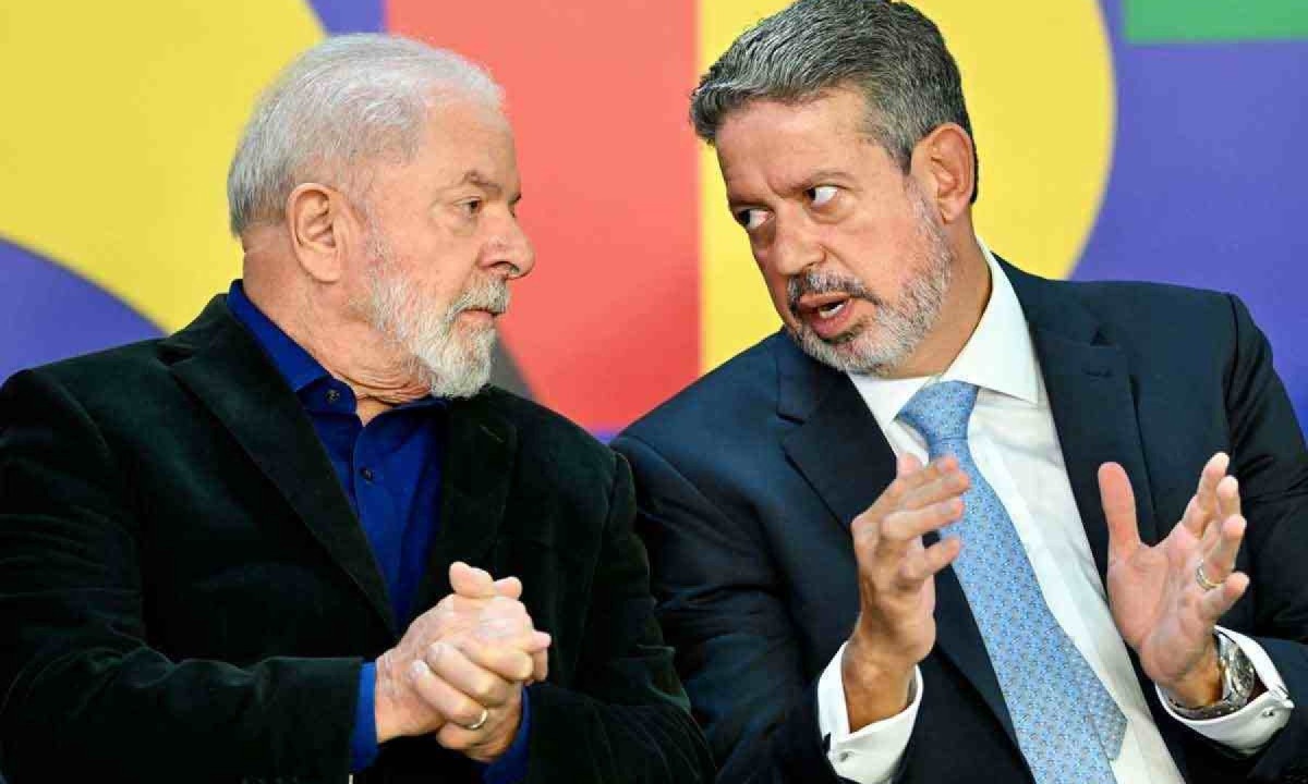 Lula com Lira, líder do Centrão: bloco está na base do governo, mas não garante votos -  (crédito: EVARISTO SÁ/AFP)