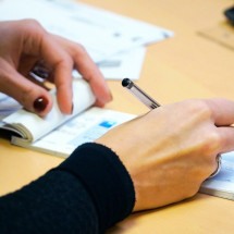 Você tem cheque? Uso cai 96% mas ainda movimentou R$ 500 bi em 2024