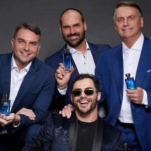 Bolsonaro, Eduardo e Flávio são modelos no lançamento do perfume 'Mito' - Instagram/Reprodução