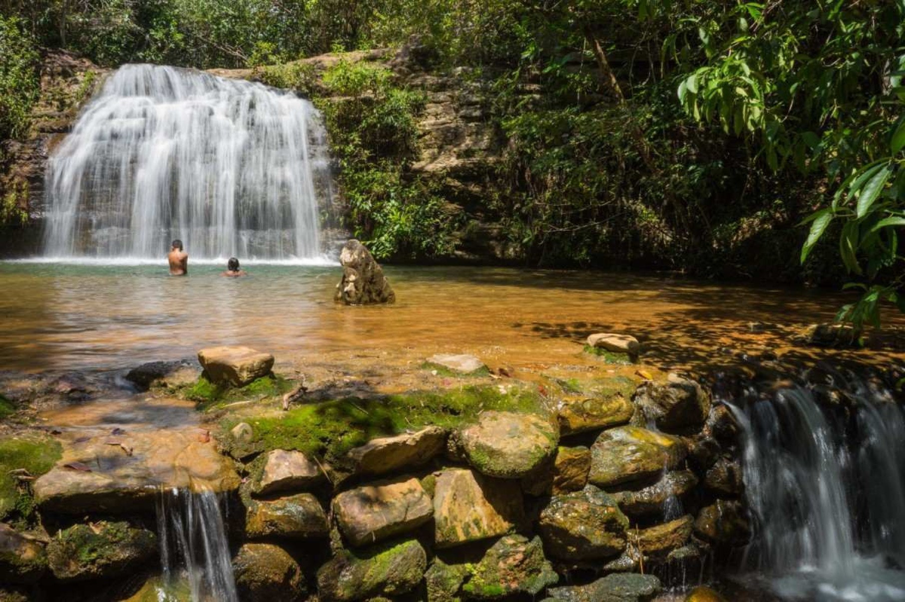 Nada de água gelada, cachoeira do Parque Estadual das Serras de Caldas Novas é uma ótima opção de banho