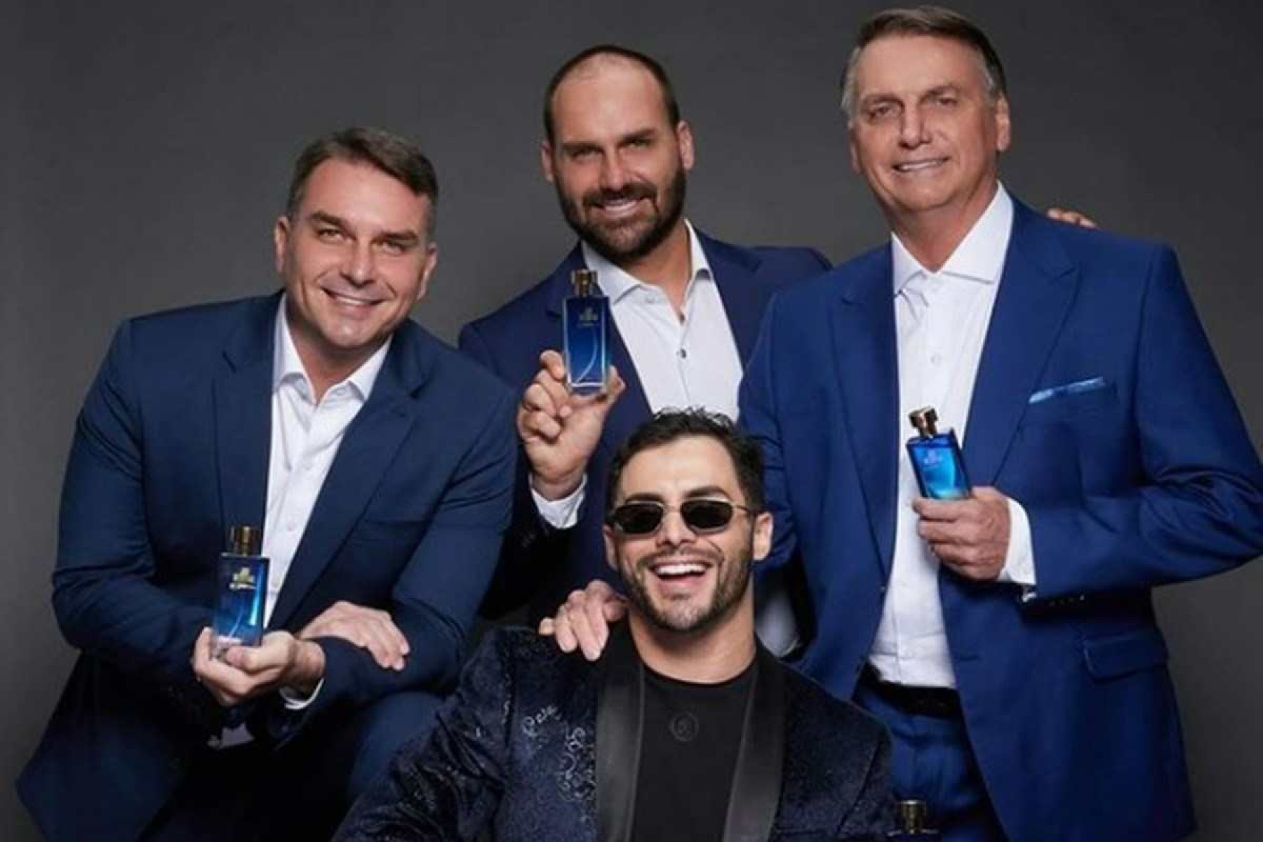 Bolsonaro, Eduardo e Flávio são modelos no lançamento do perfume 'Mito'