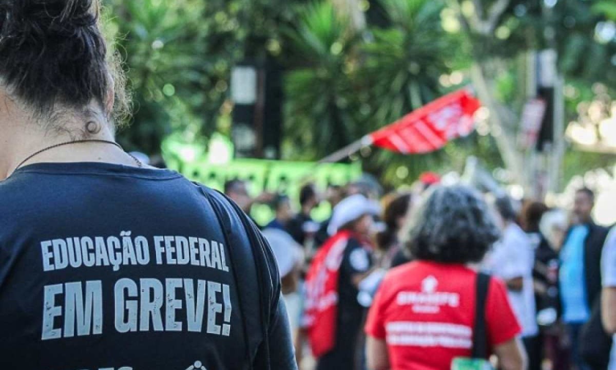 Professores fazem manifestação em frente ao Ministério da Gestão e da Inovação dos Serviços Públicos (MGI): novo protesto marcado -  (crédito: Kayo Magalhães/CB/D.A Press)