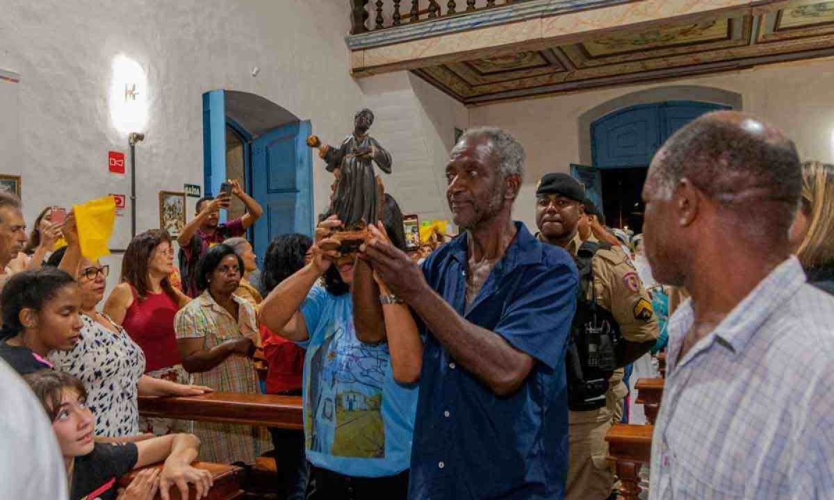 No início de maio comunidade de Lobo Leite, em Congonhas, festejou o retorno da imagem de São Benedito, possibilitado por denúncia na plataforma digital Sondar

 -  (crédito: Daniel Silva/Prefeitura de Congonhas – 10/5/24)