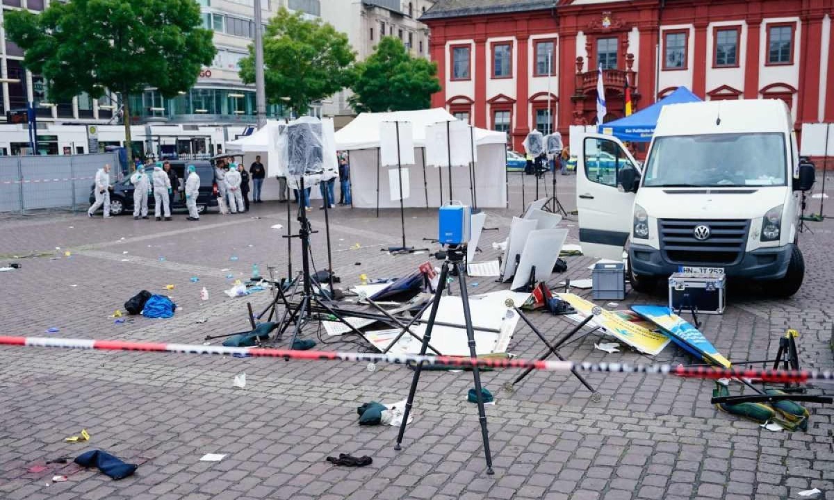 Peritos forenses da polícia protegem a área depois que pessoas ficaram feridas em um ataque com face em Mannheim, na Alemanha -  (crédito: AFP)