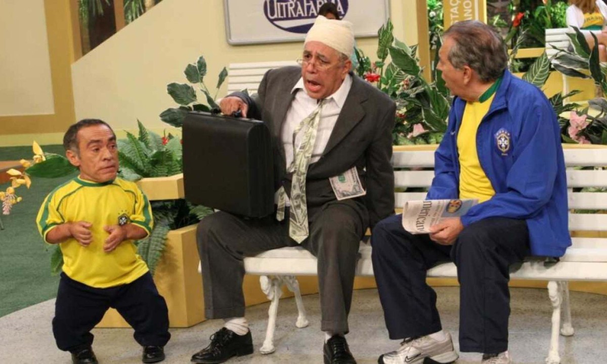 Joquim Lopes Salgado e Saulo Laranjeira em cena com Carlos Alberto de NÃ³brega no programa 