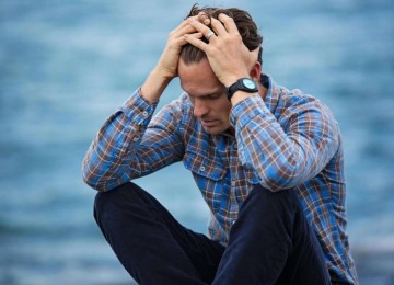 Jovem com mãos na cabeça, segurando o cabelo para trás, demonstra sinais de preocupação e depressão, cujos especialistas alertam para situação cada vez mais comum entre jovens, devido a uso excessivo de celulares, computadores e tevê  -  (crédito: Pexels)