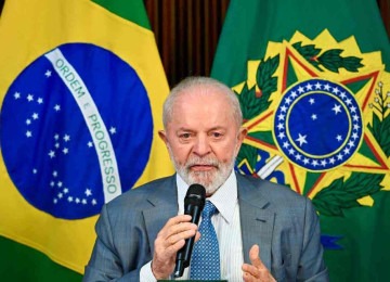 "O Banco Central tem necessidade de manter a taxa de juros a 10,5% quando a inflação está a 4%? O Banco Central leva em conta de que as pessoas estão tendo dificuldade de fazer financiamento?", questionou Lula -  (crédito: EVARISTO SÁ/AFP)