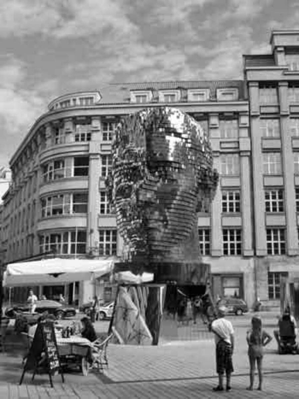 Escultura representando a cabeça de Kafka, do escultor tcheco David Cerny, inaugurada em 2015, em Praga, terra natal do autor  de "A metamorfose", novela que completou  um século naquele ano
