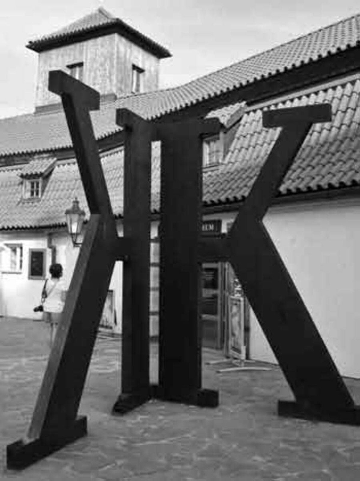 Entrada do museu dedicado a Franz Kafka, em Praga, na República Tcheca, exibe a letra inicial gigante do seu nome 