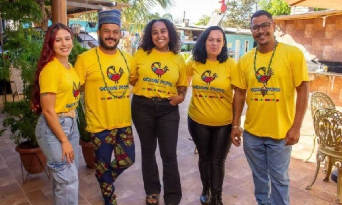 O produtor do projeto, Renato Gomes (segundo da esquerda para a direita) com a equipe de organização do Ogbon Mimo -  (crédito: Alexsandra Moreira / @iyalerifotografia)