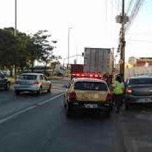 Mulher cai da garupa de moto e morre atropelada por caminhão - Redes sociais