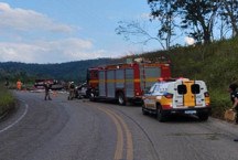 Caminhão tomba em curva de rodovia matando motorista em Minas 