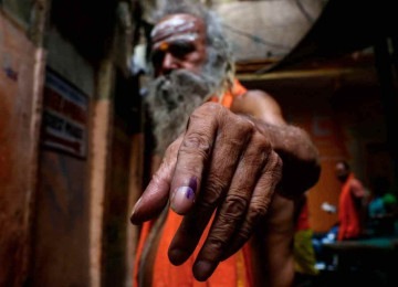 Monge hindu mostra marca de nitrato de prata aplicada na unha que indica que votou nas eleições -  (crédito: Niharika Kulkarni/AFP)