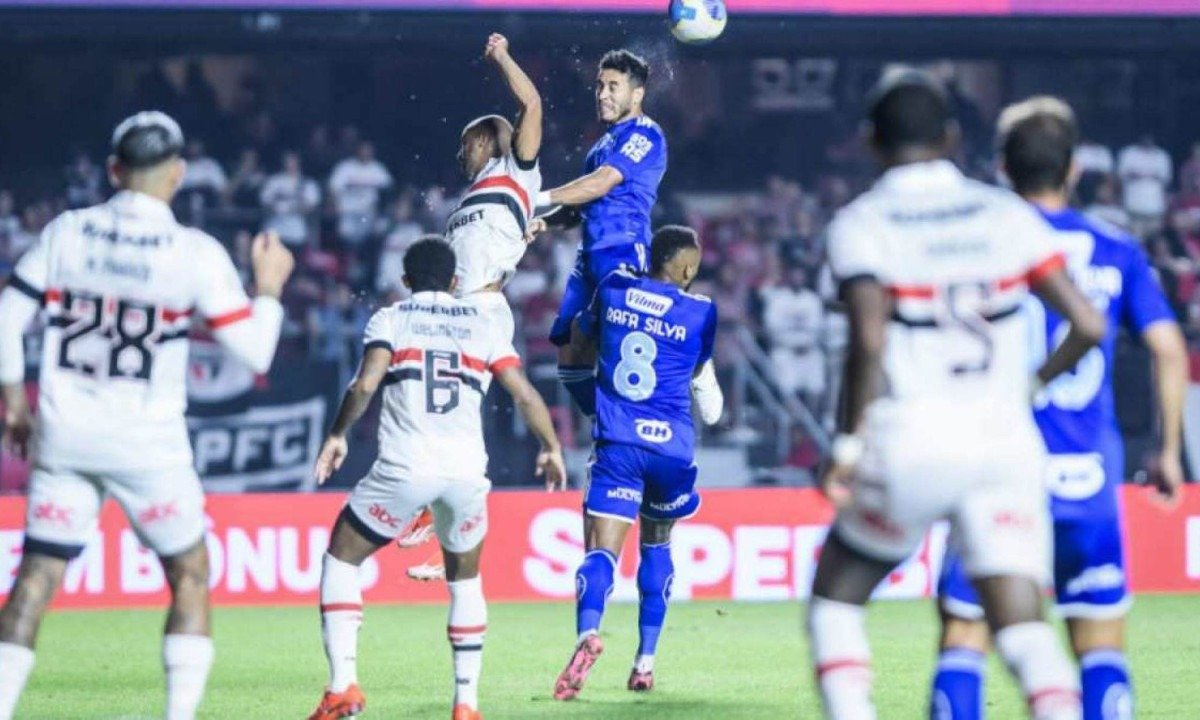 Cruzeiro não conseguiu segurar o ímpeto do São Paulo fora de casa e perdeu por 2 a 0, pelo Brasileiro
- (crédito: Gustavo Aleixo/Cruzeiro)