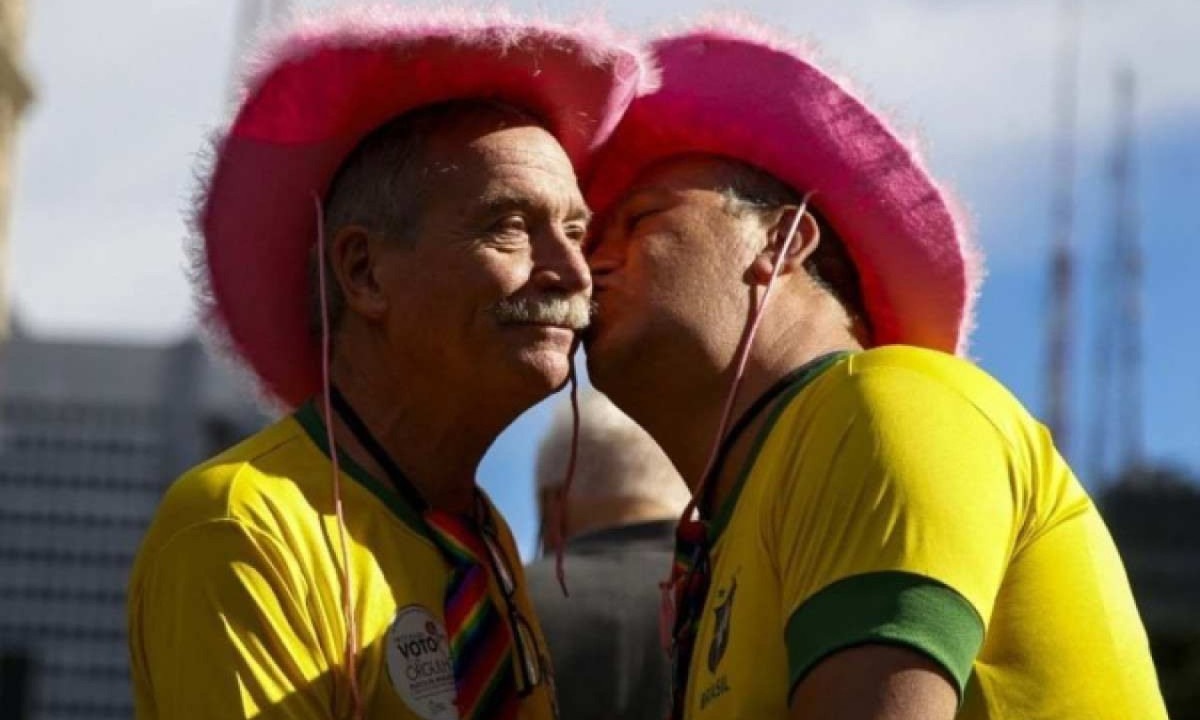 Foliões se beijam durante a 28ª Parada do Orgulho LGBT+ em São Paulo, Brasil, em 2 de junho de 2024 -  (crédito: Miguel SCHINCARIOL / AFP)