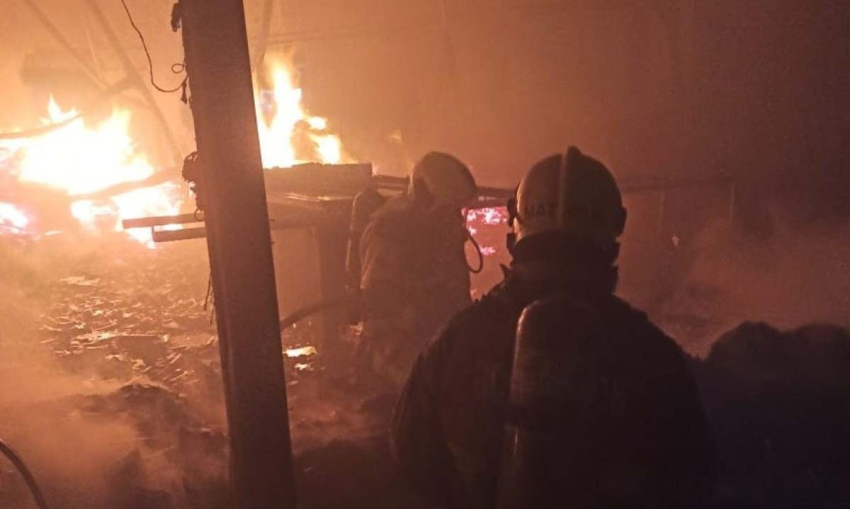 Militares receberam o chamado às 15h. Às 19h35, o Corpo de Bombeiros informou que 28 militares ainda trabalham no local para debelar as chamas -  (crédito: Corpo de Bombeiros)