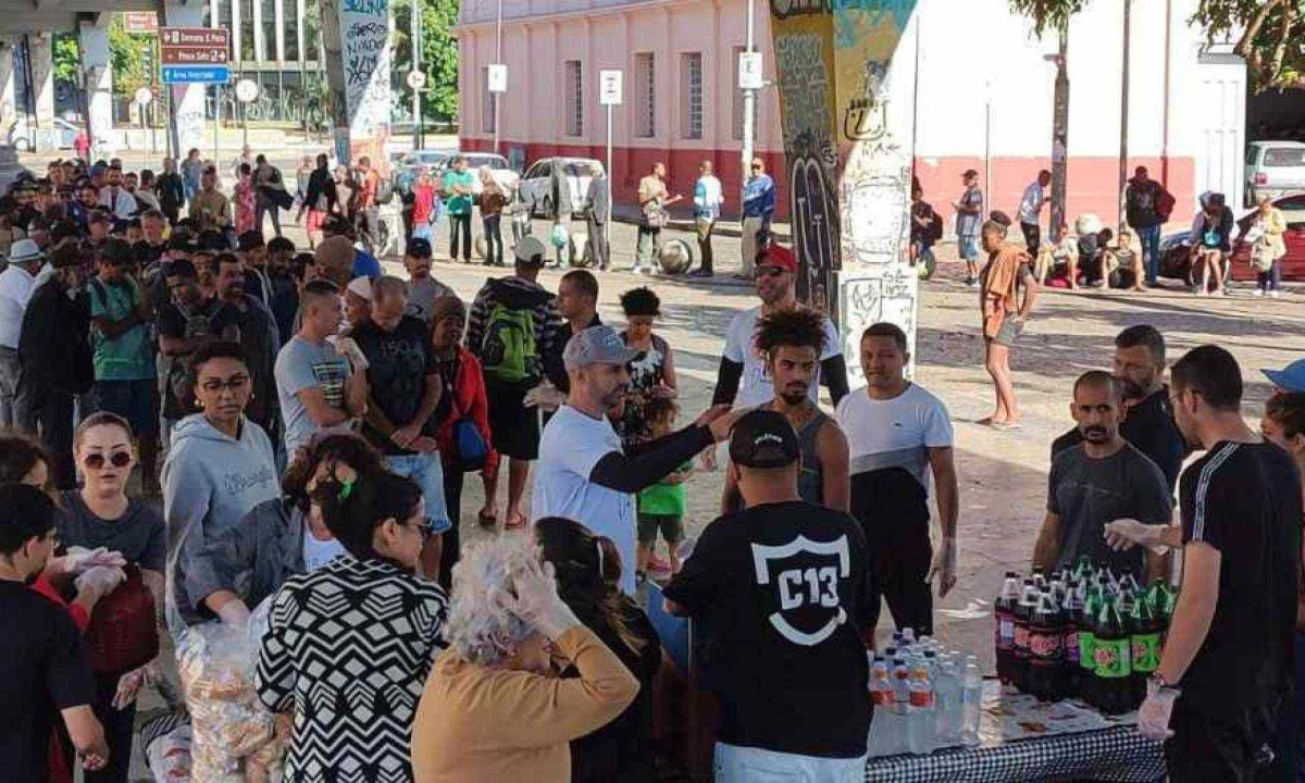 Voluntários distribuem comida e cobertores para pessoas em situaçaõ de rua em BH -  (crédito: Jair Amaral/EM/D.A.Press)