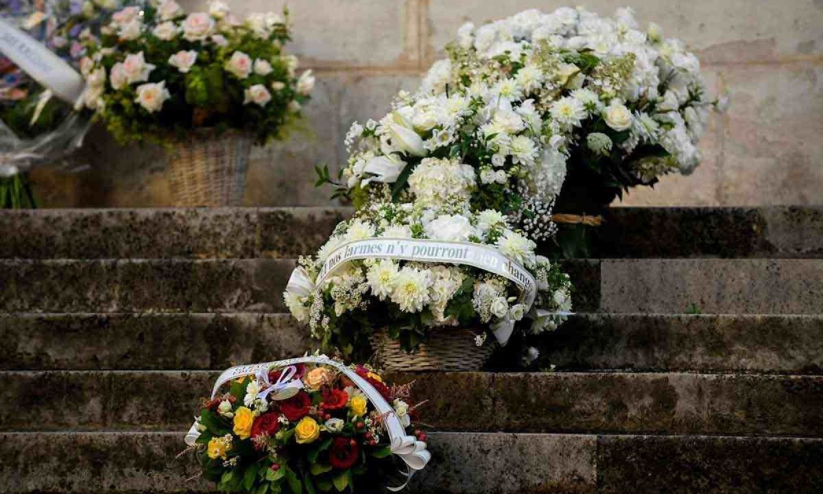 Arranjos de flores enviados para o funeral da atriz Jane Birkin, morta aos 76 anos, no ano passado, em Paris -  (crédito: JULIEN DE ROSA 24/7/2023/ AFP)