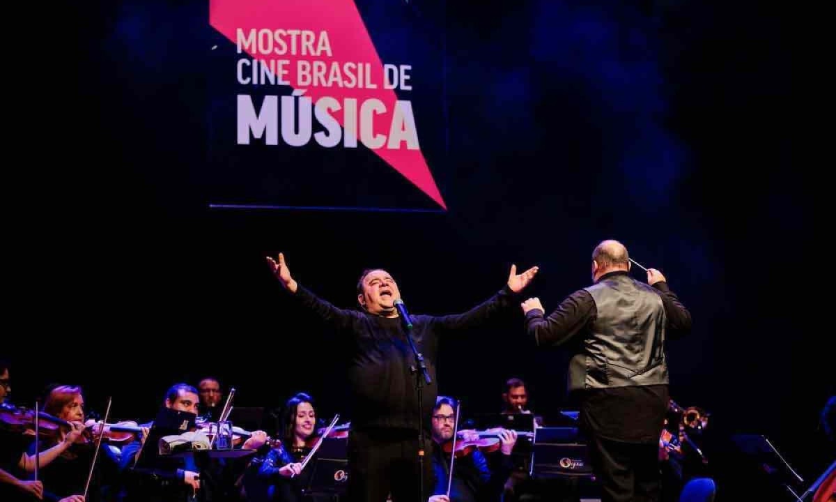 Leo Jaime e o maestro Leonardo Cunha, da Orquestra Opus, fizeram pose para foto no palco do Cine Theatro Brasil Vallourec, atendendo a pedido de fã  -  (crédito: Júlia Lanari/Divulgação)