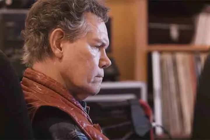 Após sofrer AVC, astro do country ‘volta a cantar’ com ajuda da inteligência artificial - Reprodução de Youtube Canal 
Randy Travis