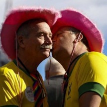 Parada LGBT+ de São Paulo reúne multidão nas cores verde e amarelo - Miguel SCHINCARIOL / AFP